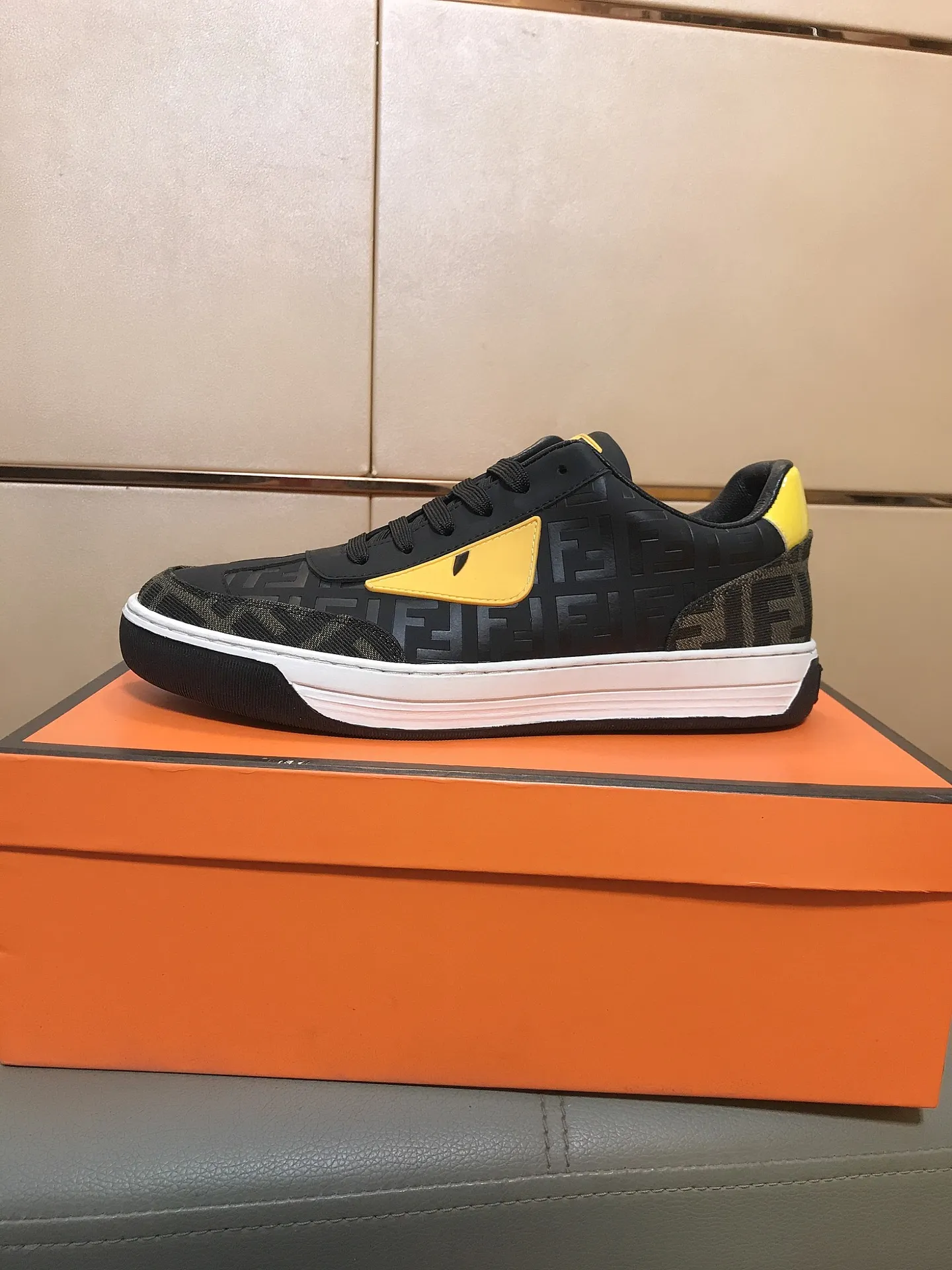 Ex-factory price 400 👟👟💎Fendi [Fendi] men's new high-top casual shoes are on the market 🔥The shoe body is made of brand-specific embossed leather, sheepskin lining, breathable and does not cover the feet! Fashionable casual shoes 🙈Non-slip and wear-resistant outsole👣 Standard size 38-44